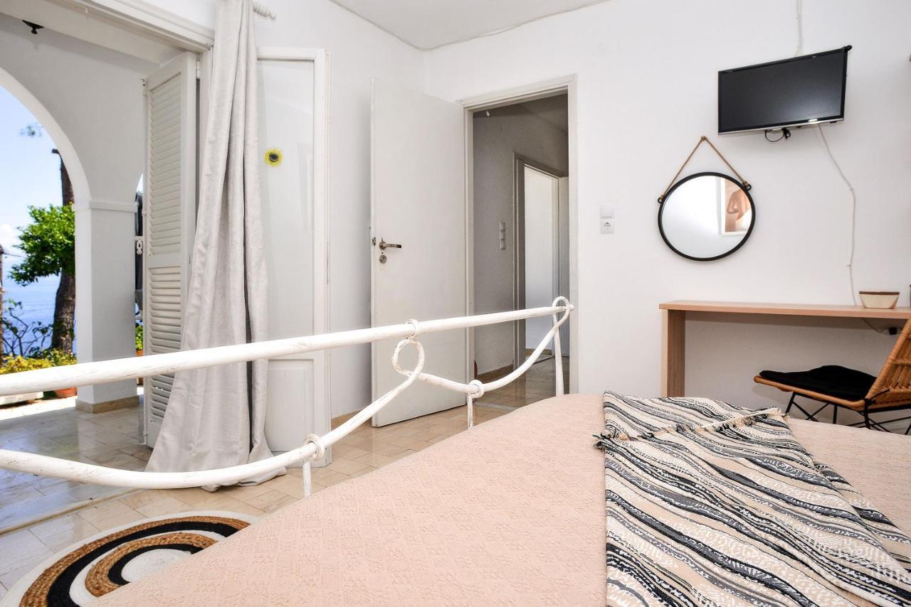 New! Paxoswhite Sea View Apartments & Studios! Гайос Екстериор снимка