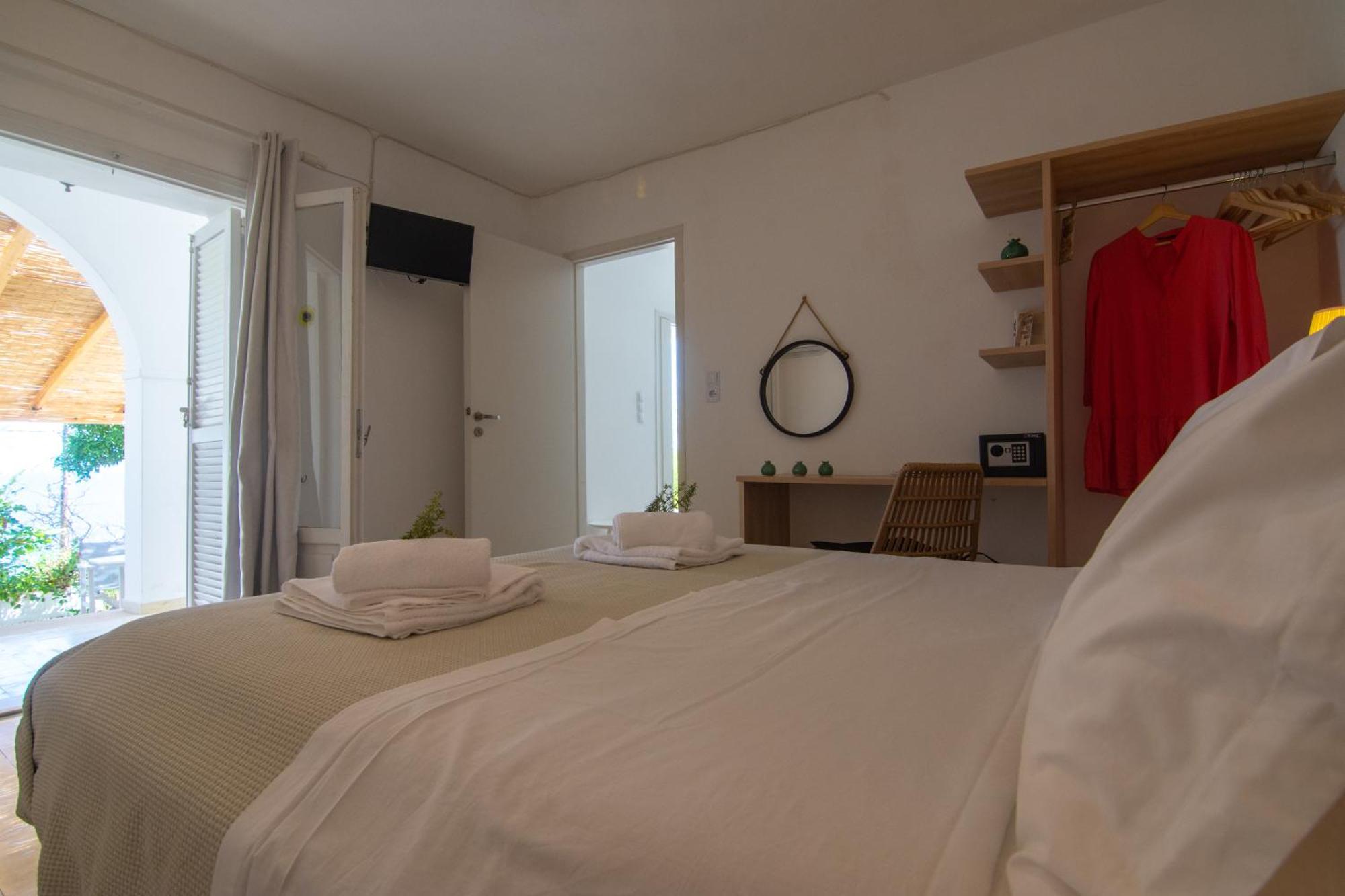 New! Paxoswhite Sea View Apartments & Studios! Гайос Екстериор снимка